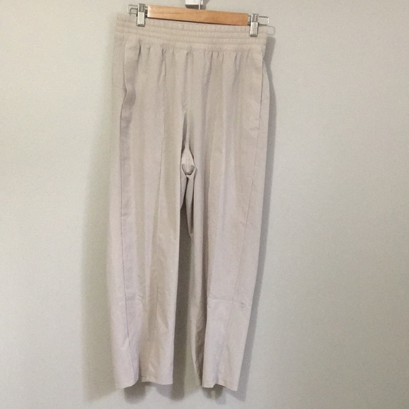 lululemon athletica Pants - Women’s Lululemon Tan Athletic Cropped Capri Pants, size 6